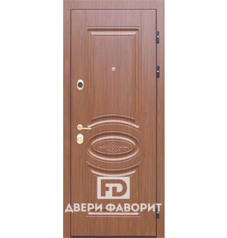 недорогая стальная дверь с тремя петлями и мдф отделкой