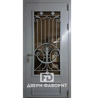 металлическая дверь в котельную с решеткой, стеклом и ковкой