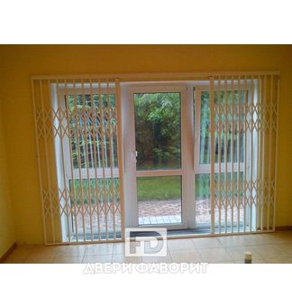 Стальная решетчатая раздвижная дверь установленная в наклад