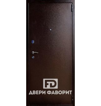 дверь уличная изготовлена из металла и окрашена снаружи цинкогрунтом