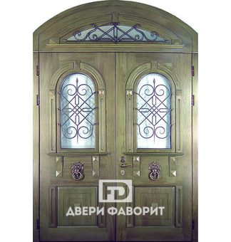 двустворчатая арочная дверь с верхней вставкой, оборудована декоративными стучалками
